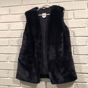 Like New 🤍 Navy Gap Kids Faux Fur Vest, size L